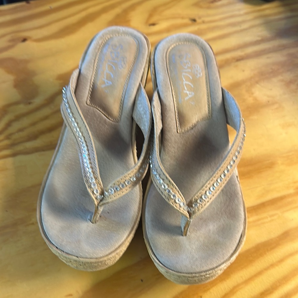 BECCA Tan Sandals Minimalist Thong Design